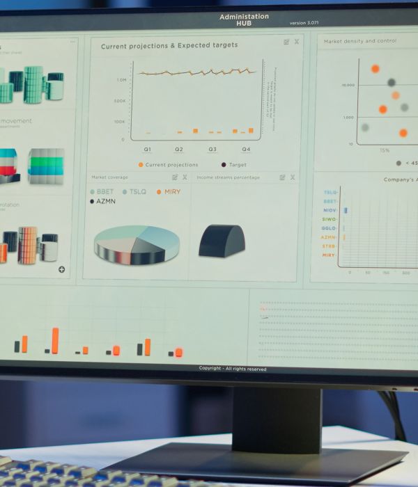 Pantalla de ordenador corriendo un software de graficos encima de escritorio